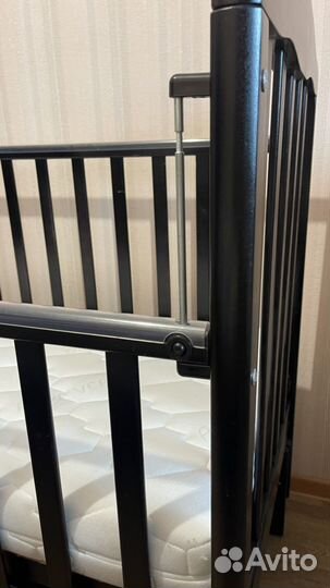 Детская кроватка с маятником