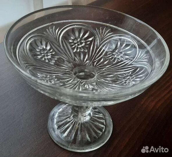 Старинное стекло вазы фруктовницы на ножке