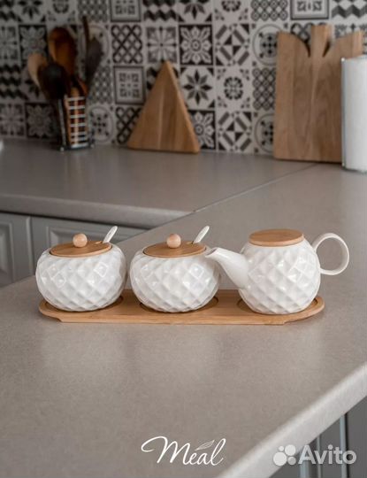 Чайник и сахарница
