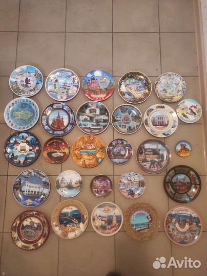 Сувенирные тарелки разных городов и стран