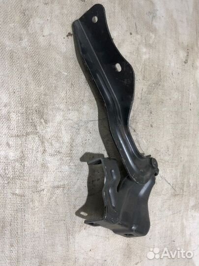 Петля замка капота передняя левая Nissan Qashqai