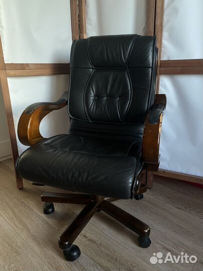 Кожанное кресло руководителя