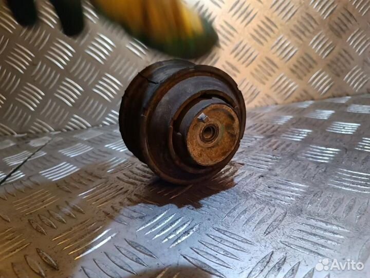 Подушка крепления двигателя Mercedes C W203 2000