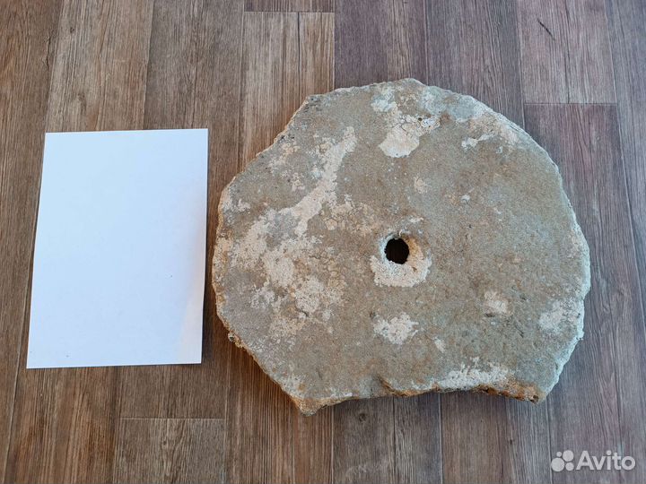 Старинный каменный жернов