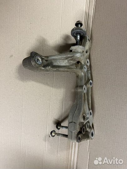 Кронштейн подрамника правый VAG