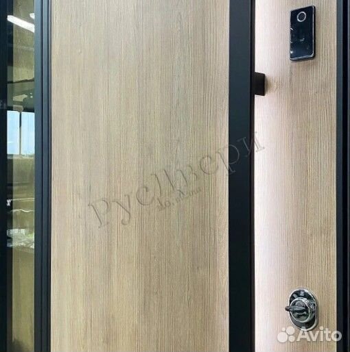 Металлическая входная дверь с подсветкой и стеклом