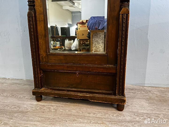 Старинный шкаф