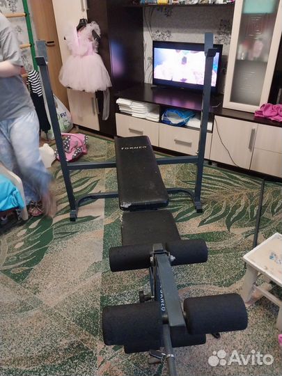 Скамья для жима со стойками и тренажером для ног