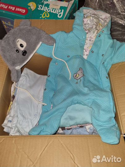 Коробка с детскими вещами