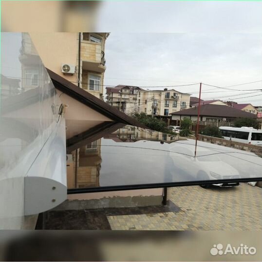 Стеклянный козырек над крыльцом