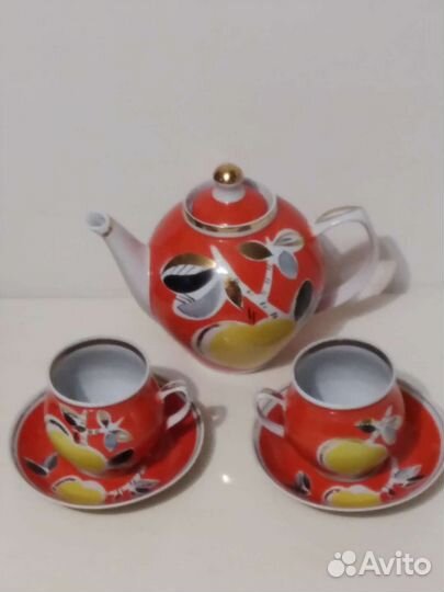 Чайник и пара бокалов (чашек)