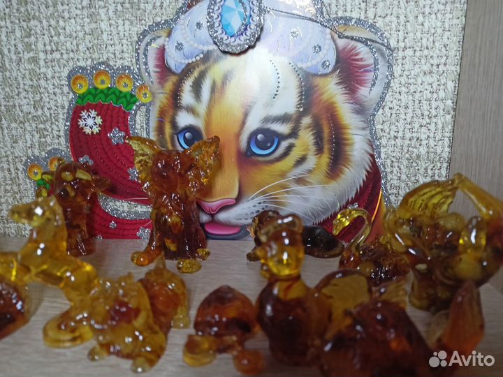 Янтарь. Статуэтки, фигурки, бусы,браслеты