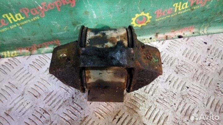 Подушка двигателя Volkswagen Passat B3 седан 1.8