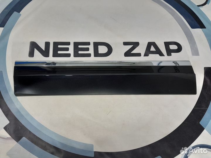 Накладка передней левой двери VW Touareg 3