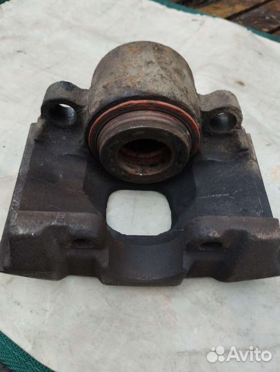 Суппорт передний левый мл 163