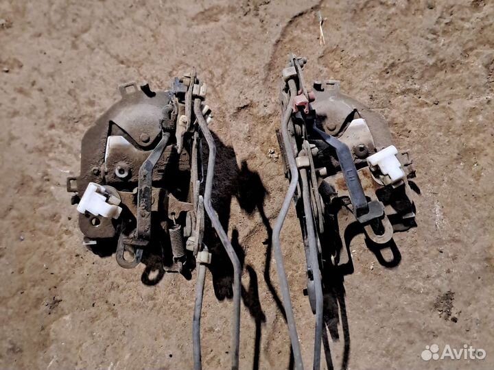 Замок двери задний левый /правый Kia Avella