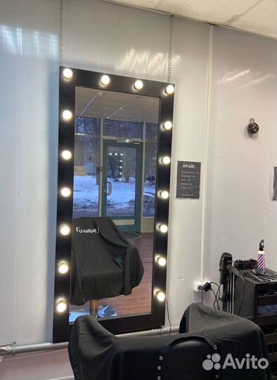 Гримерное зеркало с лампочками