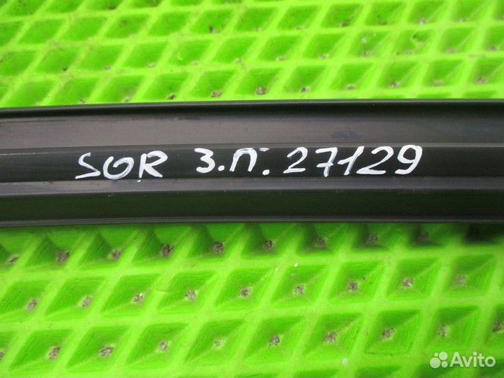 Уплотнитель стекла двери задней правой Kia Sorento 2 (XM)