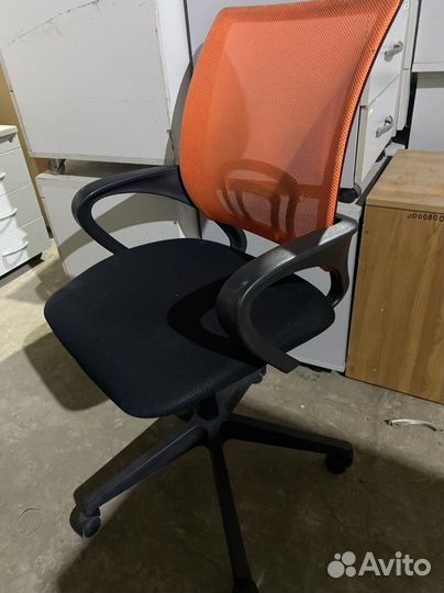 Компьютерное кресло оранжевое