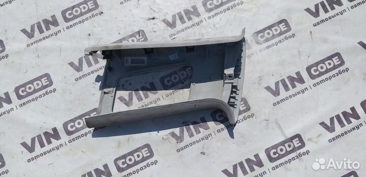 Обшивка центральной левой стойки Volkswagen Golf 5