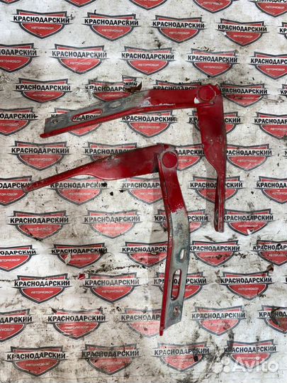 Крышка петли капота левая и правая передняя 6k0823