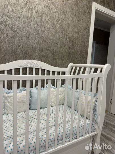 Детская кроватка с универсальным маятником