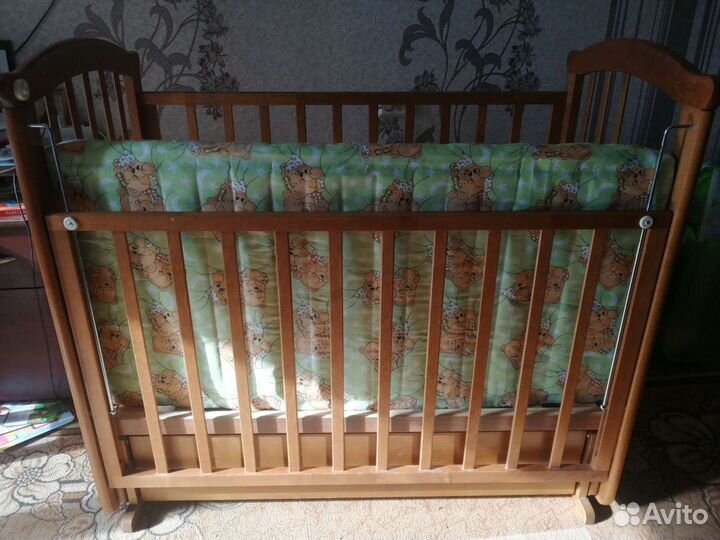 Детская кровать с маятником