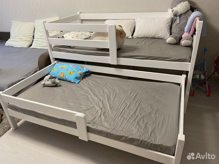 Двухъярусная кровать из дерева