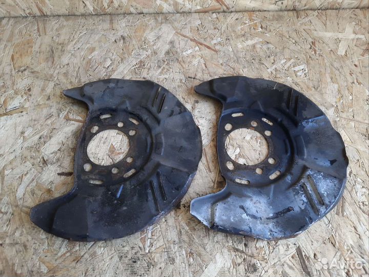 Щиток переднего тормозного 315 Subaru