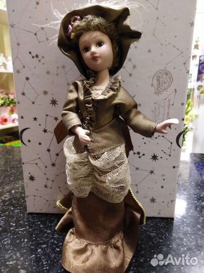 Кукла фарфоровая