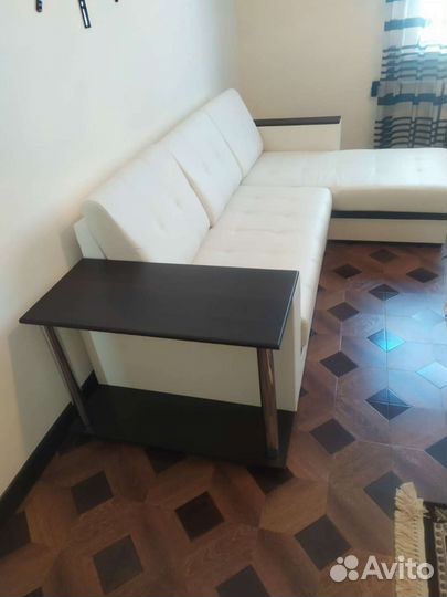 Угловой диван со столом