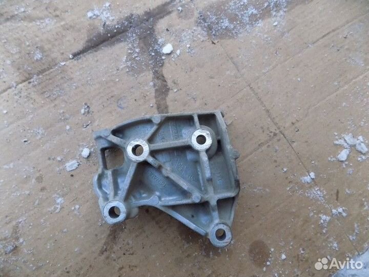 Кронштейн генератора Sandero 2014