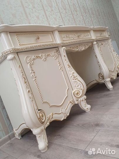 Туалетный столик с зеркалом и пуфом