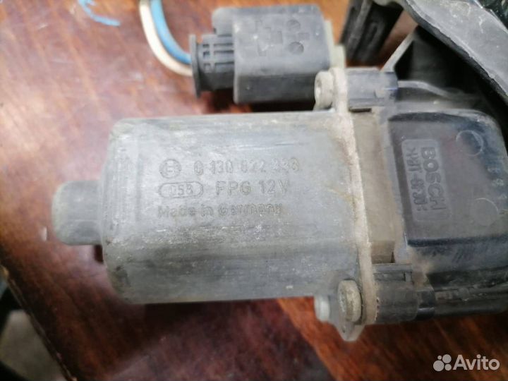 Стеклоподъемник передний правый Лада Приора