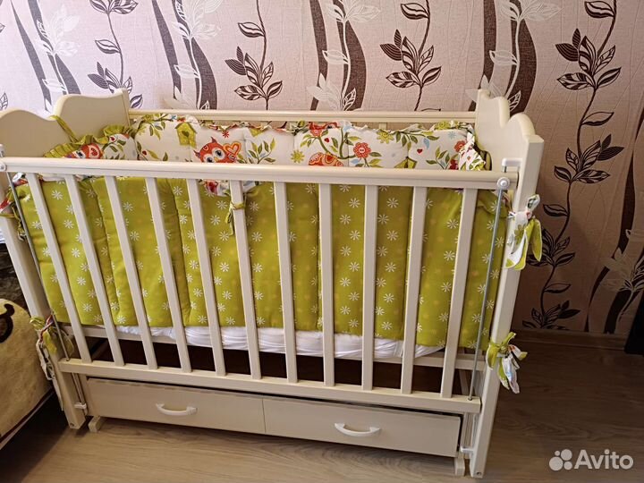 Детская кроватка с маятником и пеленальным комодом