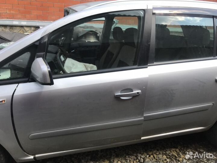 Передняя левая дверь на опель zafira