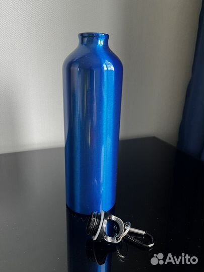 Спортивная бутылка для воды с карабином