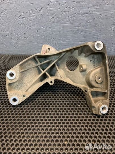 Кронштейн опоры двигателя правый Bentley