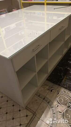 Стол и полки