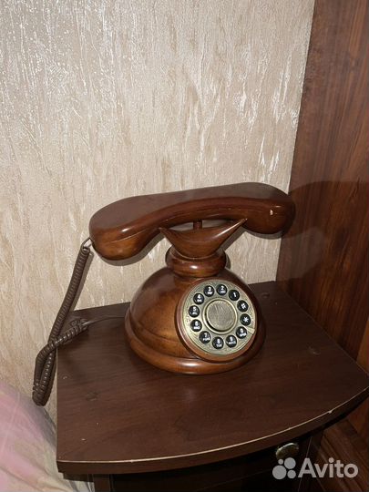 Старинный телефон ретро