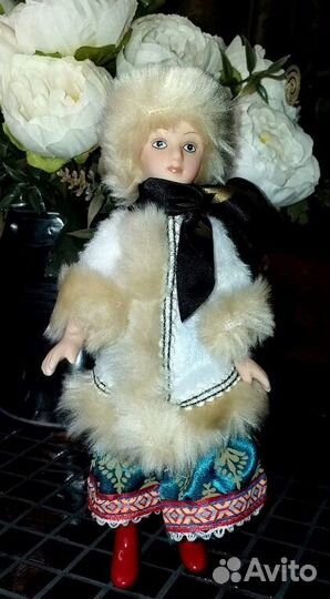 Кукла фарфоровая
