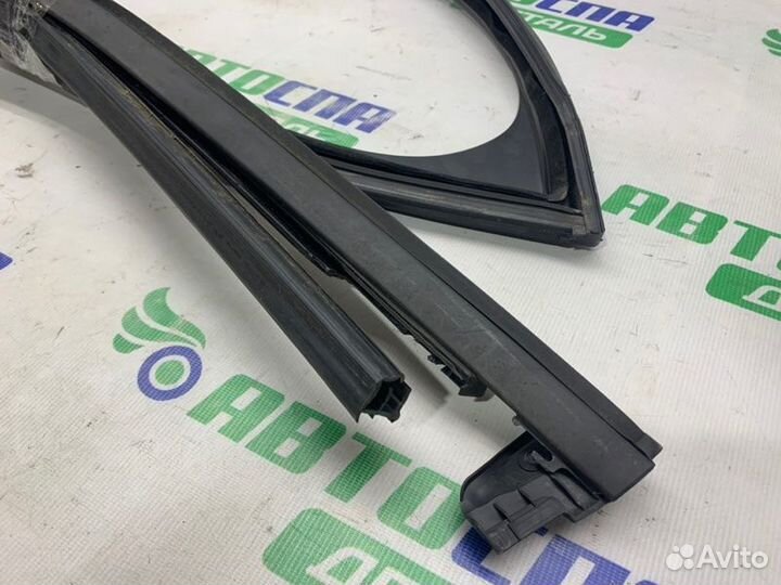 Уплотнитель двери стекла передний левый Citroen C4
