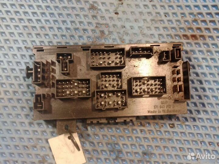 Блок предохранителей Volkswagen Golf 2