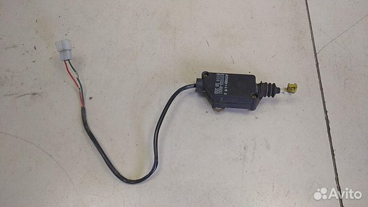 Активатор замка двери задней правой Mazda Familia