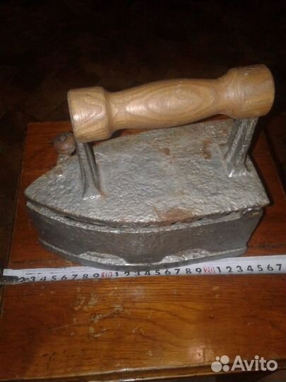 Старинный угольный утюг