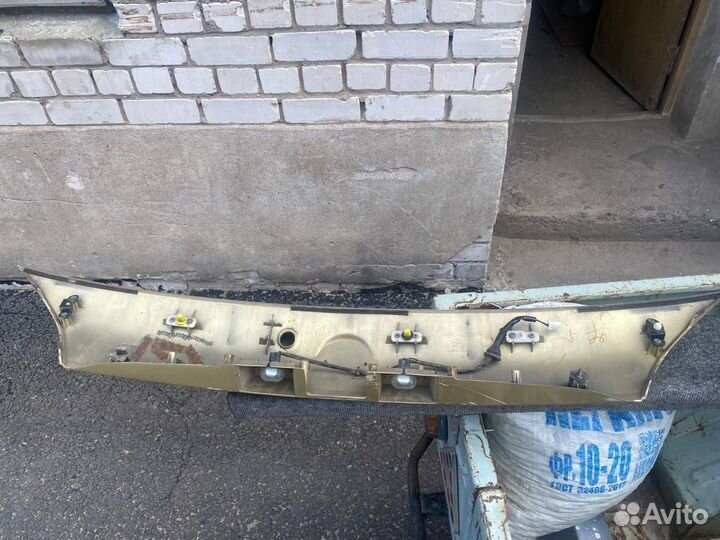 Накладка крышки багажника Nissan Wingroad Y11