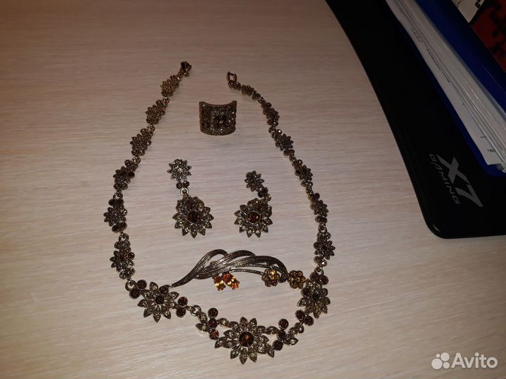 Три комплекта ювелирной бижутерии
