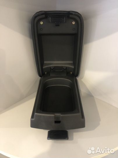 Подлокотник Geely Emgrand EC7
