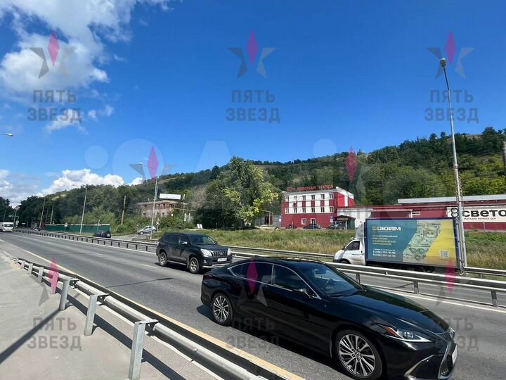 Здание с земельным участком