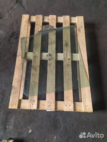 Стекло двери передней правой DAF XF 105 2010